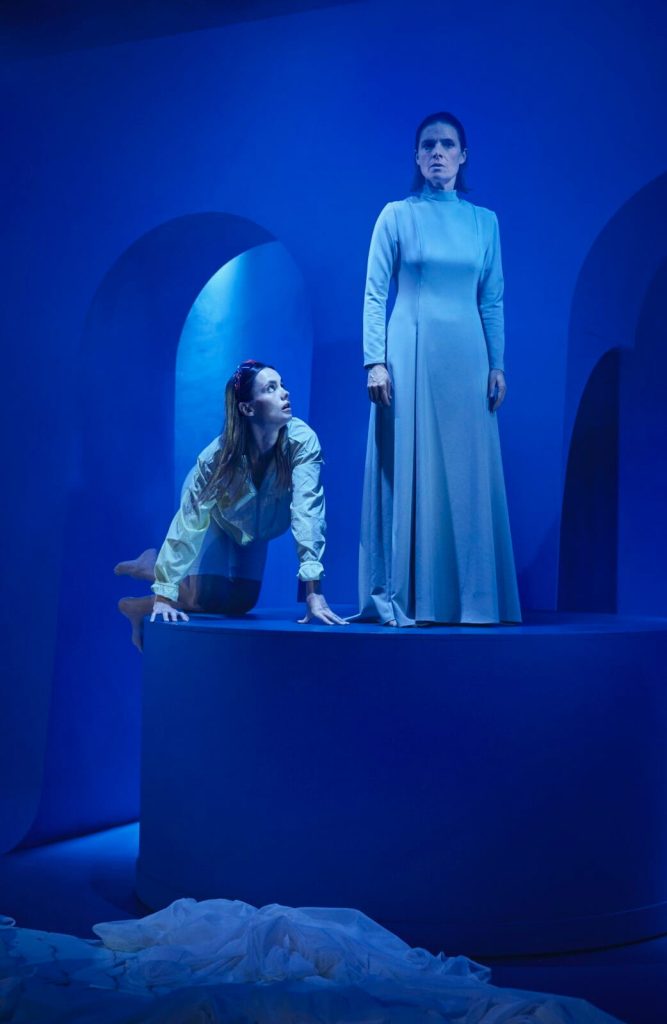Rosemarie Mosbæk og Louise Davidsen i Når vi døde vågner, Husets Teater og Odense Teater. Foto: Emilia Therese.