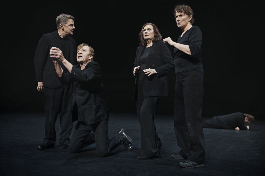 Olaf Johannessen, Jens Albinus, Tina Gylling Mortensen, Karen-Lise Mynster og Nicolas Bro i Teatermaskinen på Det Kongelige Teater. Foto: Emilia Therese
