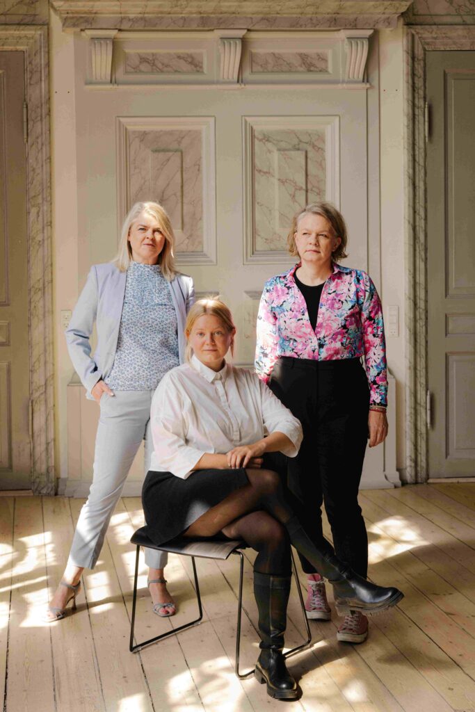 Fra venstre: direktør i Danner, Mette Marie Yde, instruktør Johanne Holten og operachef Anne Barslev. Foto: Liv M. Kastrup.