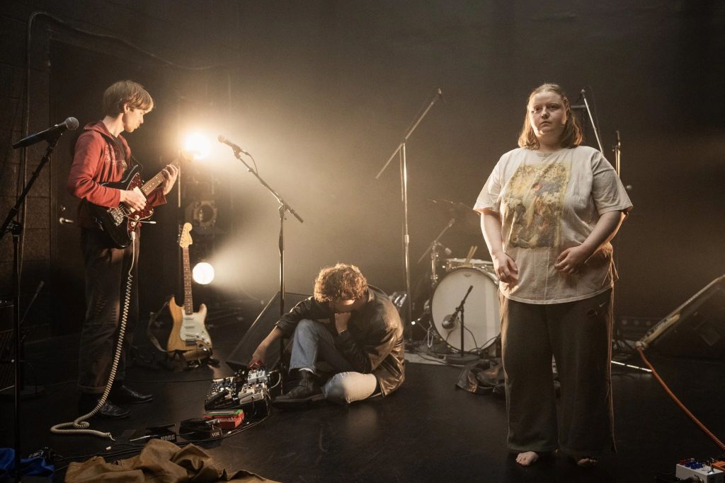 Laura Spottag Fog sammen med et par medlemmer af punkbandet Onskyld. (Foto: Simen Dieserud Thornquist)