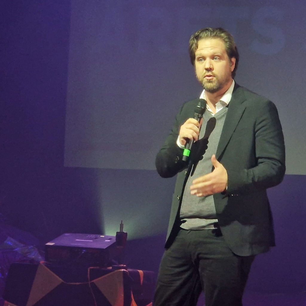 Thomas Warberg på UP Comedy Festival 2024. Foto: Pressefoto.
