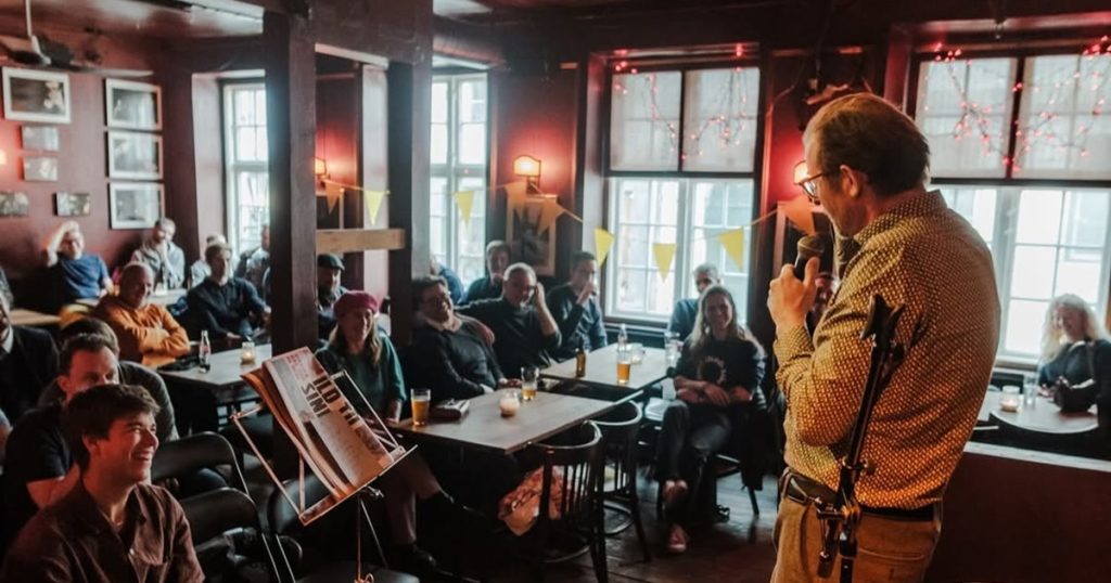 Sebastian Dorset på UP Comedy Festival '25. Foto: ISCENE.