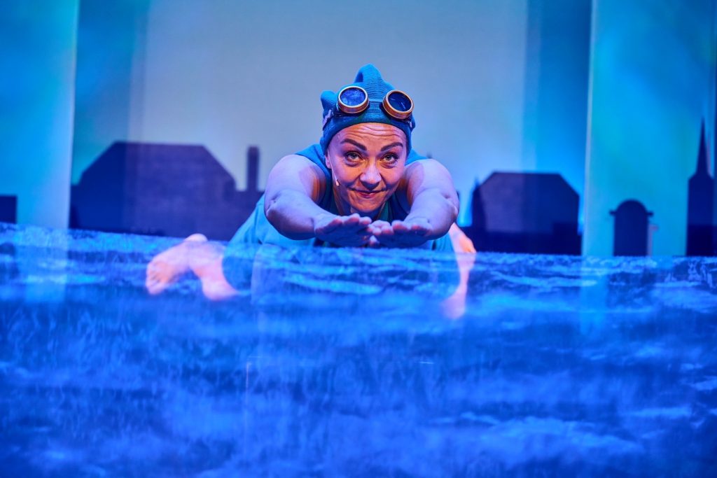 Louise Schouw Teaters Kender du hende? på Aveny -T. Foto: Lui Baes.