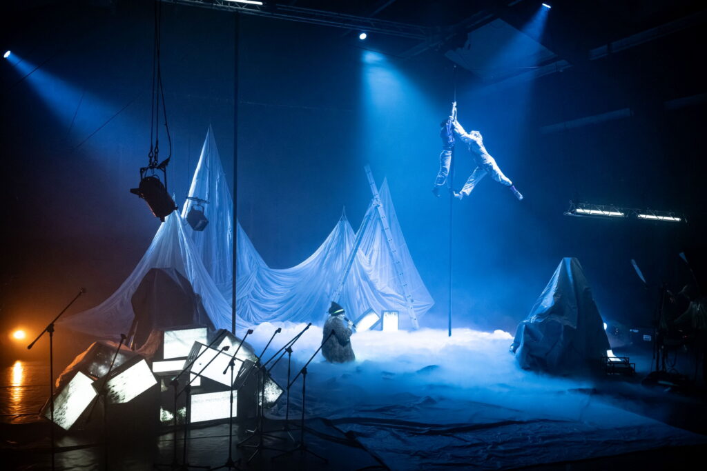 What remains - Ce Qui Reste, MØR Collective og Cie Anomalie på AFUK Scene. Foto: Trine Brandt Ryhede, GUA Studio.