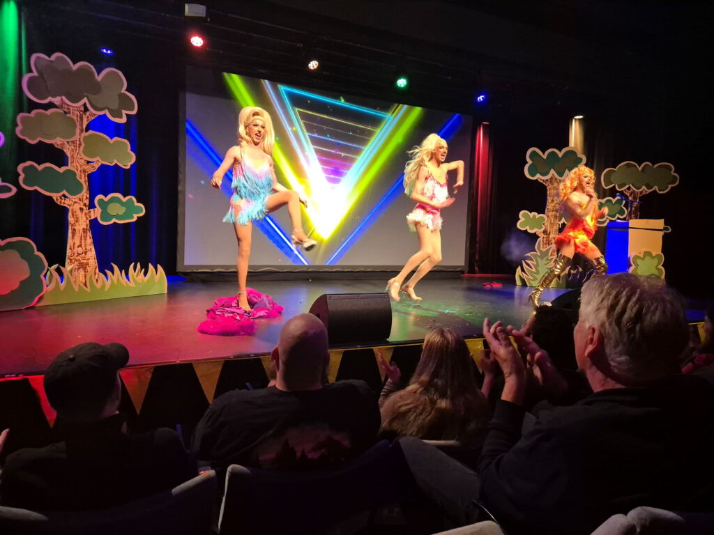 UP Comedy Prisfesten blev afluttet i forrygende drag-stil. Foto: ISCENE.