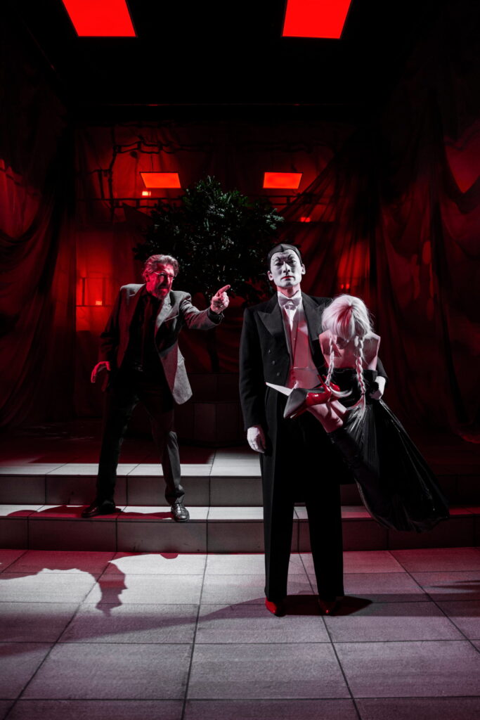 Nicolaj Kopernikus' Faust retter en anklagende finger mod Thomas Hwans Mefisto uden selv at tage ansvar for sine handlinger. Foto: Zuhal Kocan.