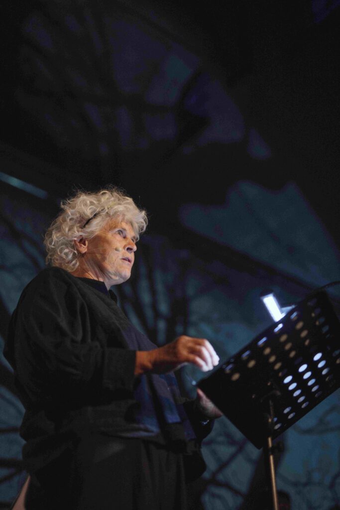Bodil Alling. Aarhus Domkirke. Lydløst brænder ahorntræet. Sune Slettemeås.