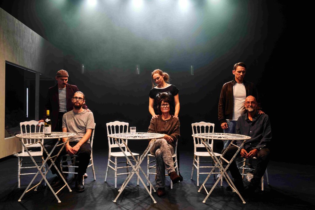 Publikum bliver hevet med op på scenen. Foto: Martin Høyer Poulsen.