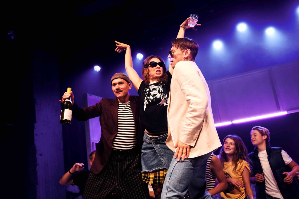 Thomas Nielsen, Laura Kold og Nikolaj Bjørn-Andersen med hver deres yngre jeg bag sig. Foto: Martin Høyer Poulsen.