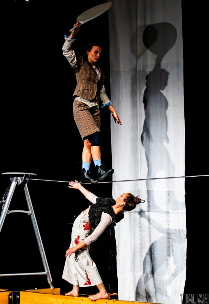 Klara Sköldulf Philipp over Fridamy Roth binder lagene sammen i Living Layers, Below Zero på DYNAMO. Foto: Timjan Wall.