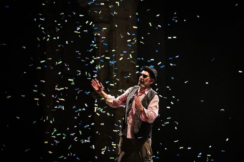 Ahmed Tobasi fyrer den af som skuespillerstuderende i Norge i And Here I Am. Foto: Joubard Photography & Benjamin Lebellec.