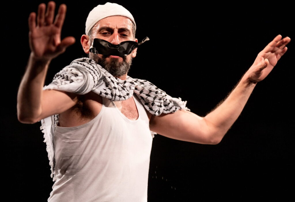 Ahmed Tobasi underholder sine medfanger i And Here I Am. Foto: Lars Opstad på Showbox Festival.