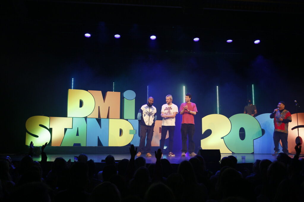 De tre finalister venter på afgørelsen. Foto: DM i Standup.
