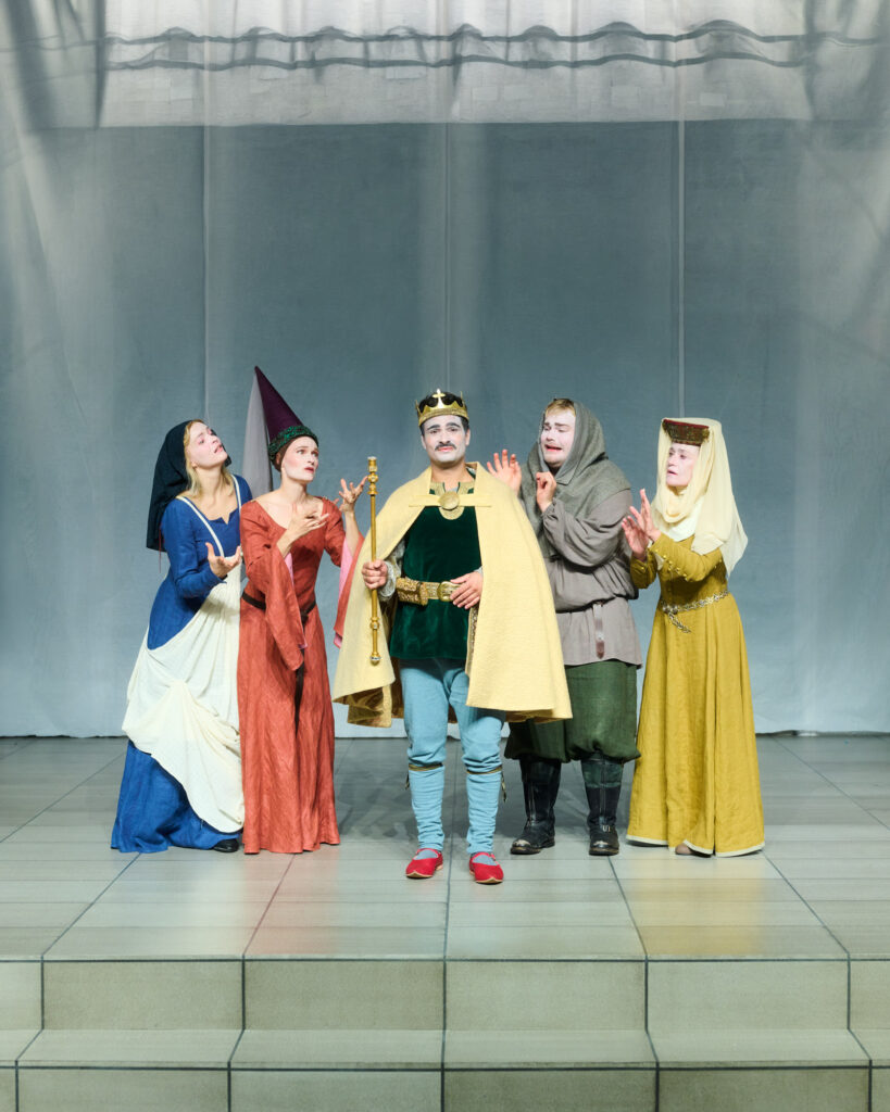 Der er gang i udklædningskassen, når Faust havner i et ridderspil med kejser, Betty Nansen Teatret. Foto: André Hansen.