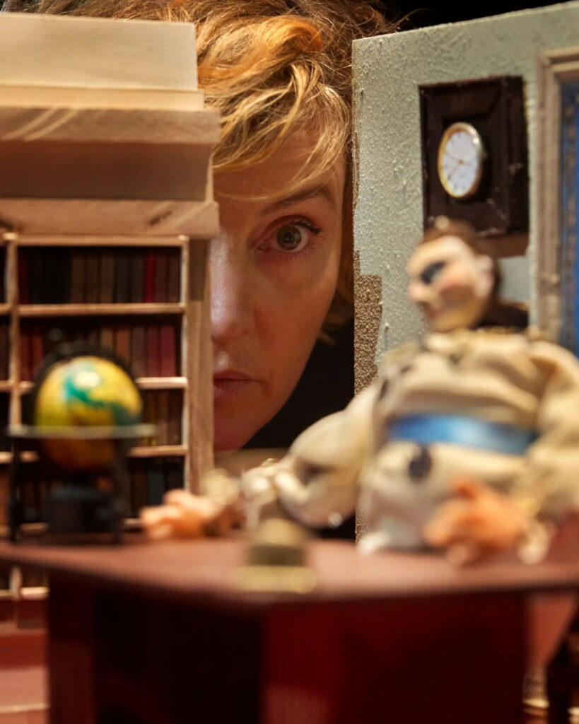 Det giver dynamik og kognitiv kollision med skalaspringene mellem dukke og dukkefører, miniaturetableau og stort skæmbillede i Jægerne på Mungo Park. Foto: Issam Talib.