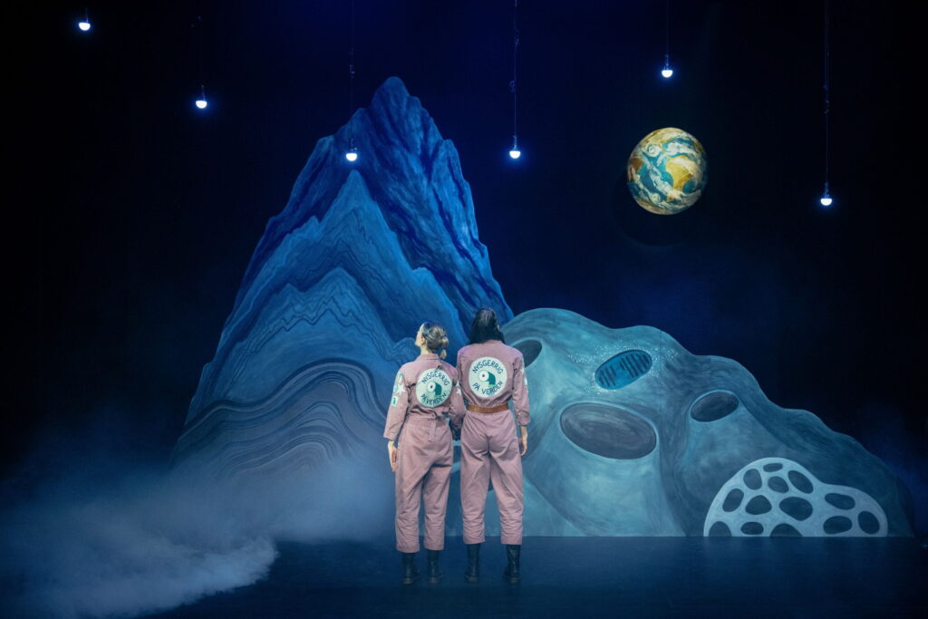 Karen Brüel Birkegaard og Lisa Bay i Radionauterne på Nørrebro Teater. Foto: Nørrebro Teater.