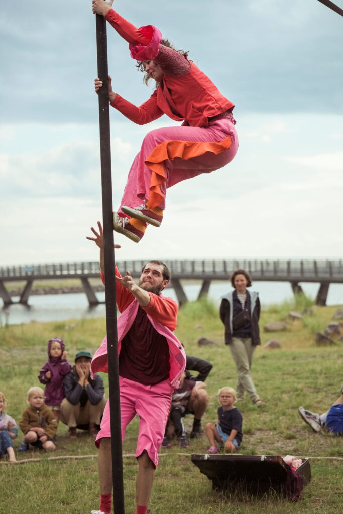Anna Lawaetz og Albert Ivarsson i Skjul. GLiMT Amager på Teater Zebu. Foto: Søren Meisner.