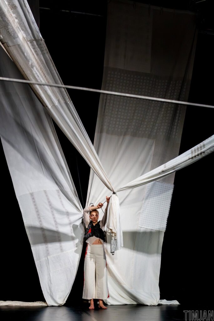 Fridamy Roth binder lagene sammen i Living Layers, Below Zero på DYNAMO. Foto: Timjan Wall.