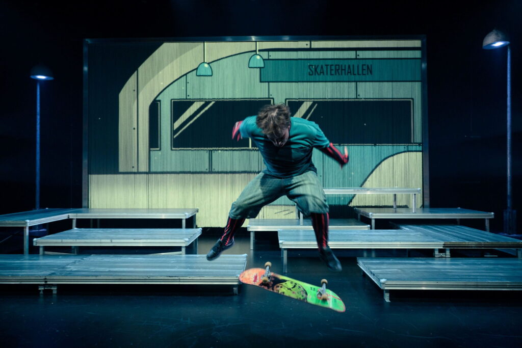 Viktor ( Andreas Forné) og Liv ( Evi Arnsbjerg Brygmann ) nærmest danser på skate-board på deres rejse for at finde deres forældre. Foto: Søren Meisner.